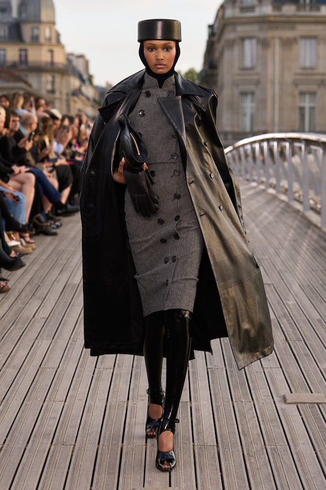 Ala&#239;a Winter-Spring 2023 show L&#233;opold S&#233;dar Senghor bridge