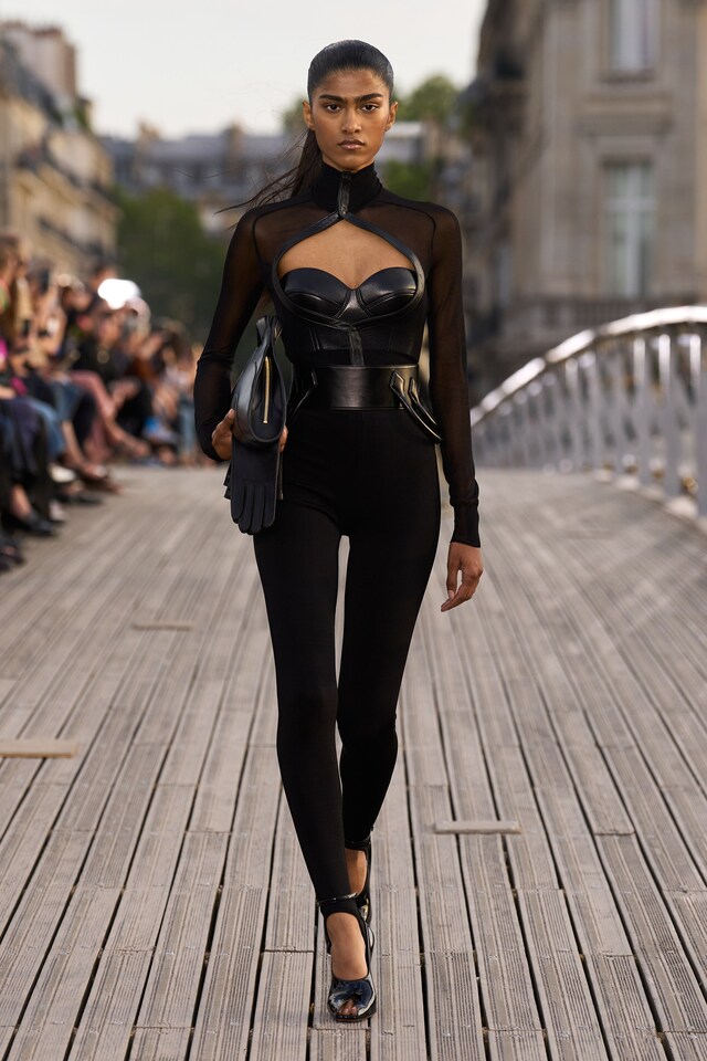 Ala&#239;a Winter-Spring 2023 show L&#233;opold S&#233;dar Senghor bridge