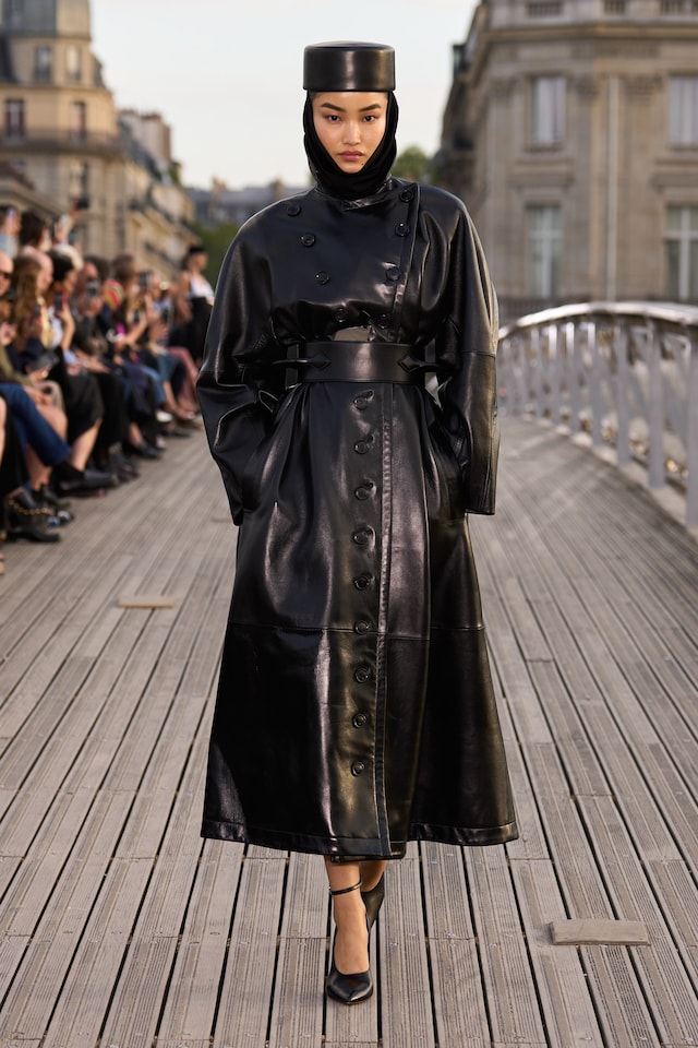 Ala&#239;a Winter-Spring 2023 show L&#233;opold S&#233;dar Senghor bridge