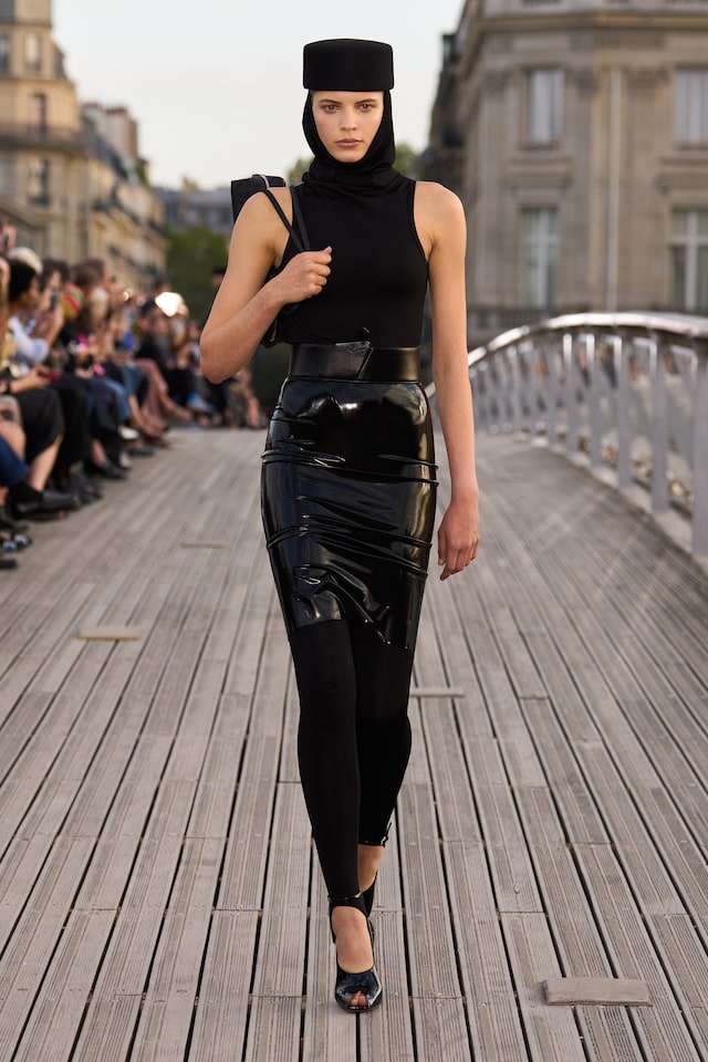 Ala&#239;a Winter-Spring 2023 show L&#233;opold S&#233;dar Senghor bridge