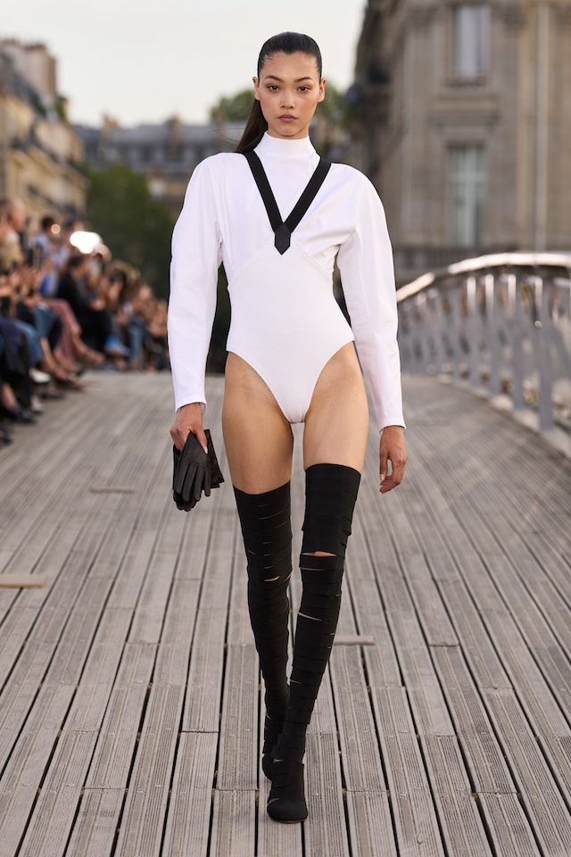 Ala&#239;a Winter-Spring 2023 show L&#233;opold S&#233;dar Senghor bridge