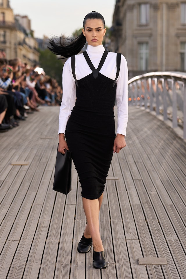 Ala&#239;a Winter-Spring 2023 show L&#233;opold S&#233;dar Senghor bridge