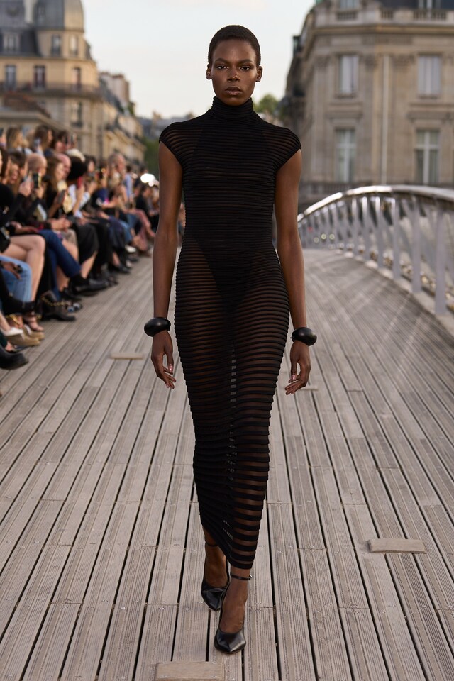 Ala&#239;a Winter-Spring 2023 show L&#233;opold S&#233;dar Senghor bridge