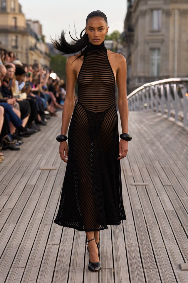 Ala&#239;a Winter-Spring 2023 show L&#233;opold S&#233;dar Senghor bridge