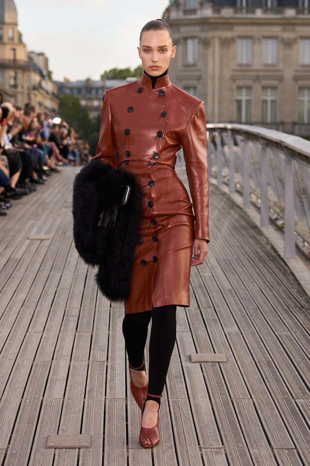 Ala&#239;a Winter-Spring 2023 show L&#233;opold S&#233;dar Senghor bridge
