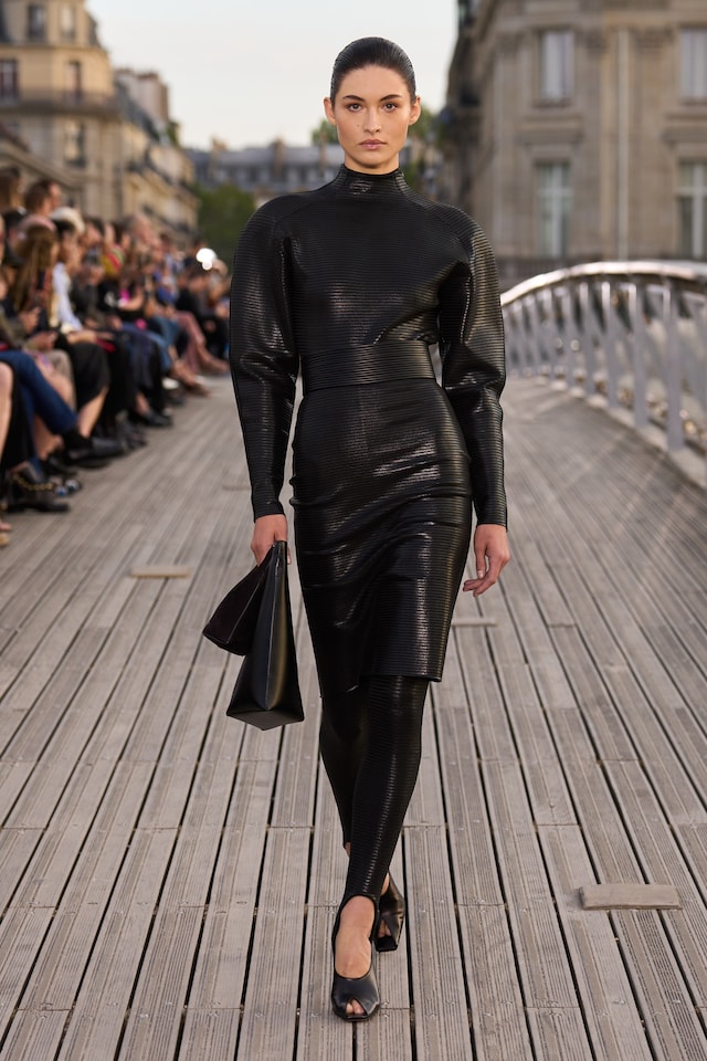 Ala&#239;a Winter-Spring 2023 show L&#233;opold S&#233;dar Senghor bridge