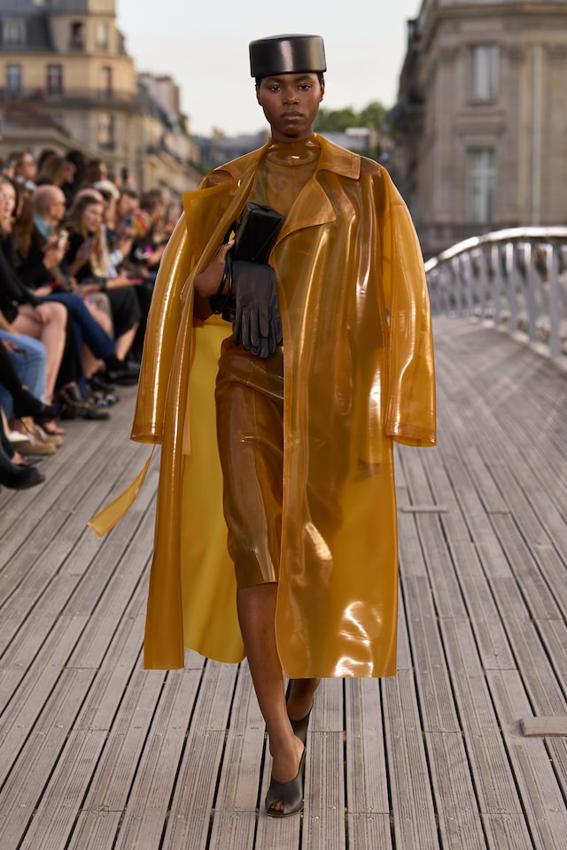 Ala&#239;a Winter-Spring 2023 show L&#233;opold S&#233;dar Senghor bridge