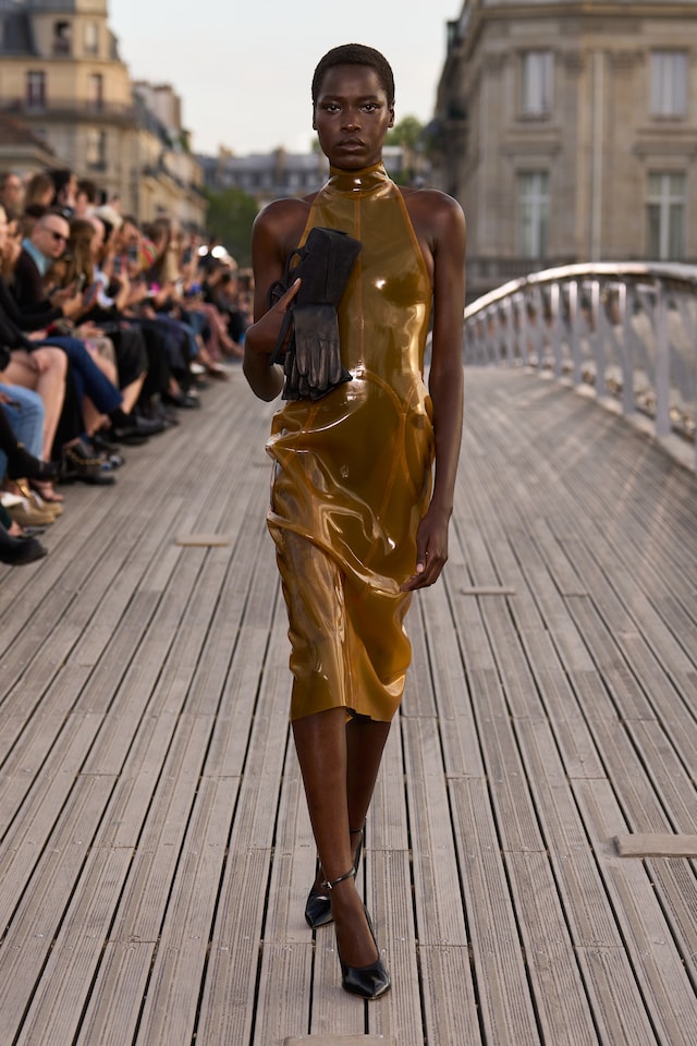 Ala&#239;a Winter-Spring 2023 show L&#233;opold S&#233;dar Senghor bridge