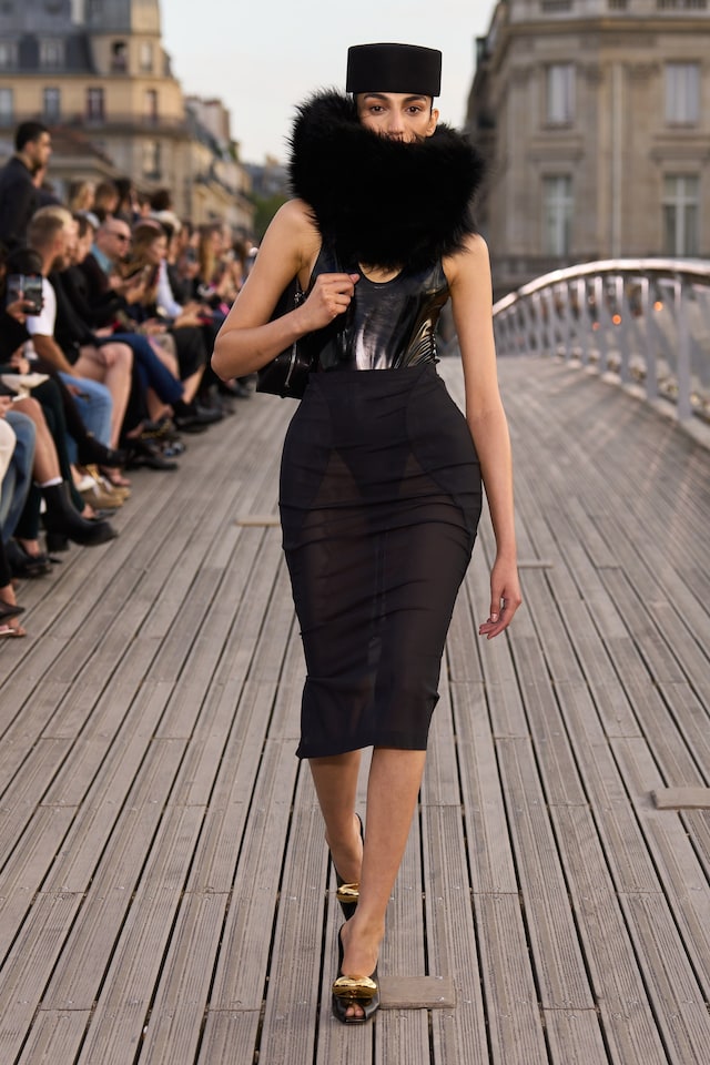 Ala&#239;a Winter-Spring 2023 show L&#233;opold S&#233;dar Senghor bridge