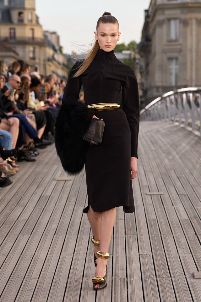 Ala&#239;a Winter-Spring 2023 show L&#233;opold S&#233;dar Senghor bridge