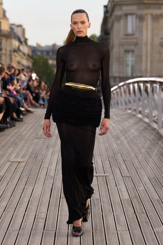Ala&#239;a Winter-Spring 2023 show L&#233;opold S&#233;dar Senghor bridge