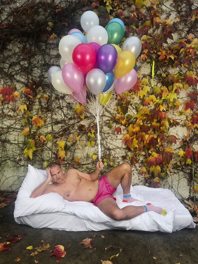 1.-Self-Portrait-with-pink-shorts-and-balloons-Par