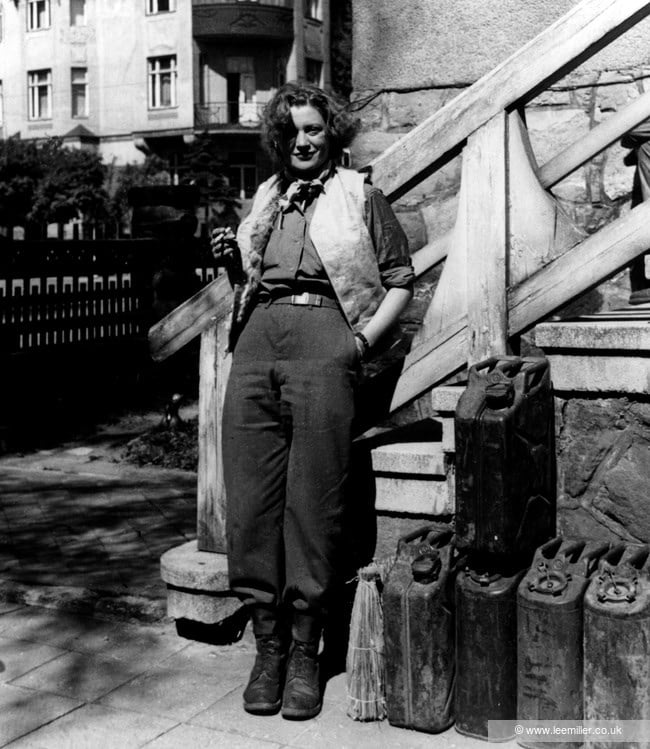 Copyright_LeeMillerArchives_Lee_Miller_with_the_es