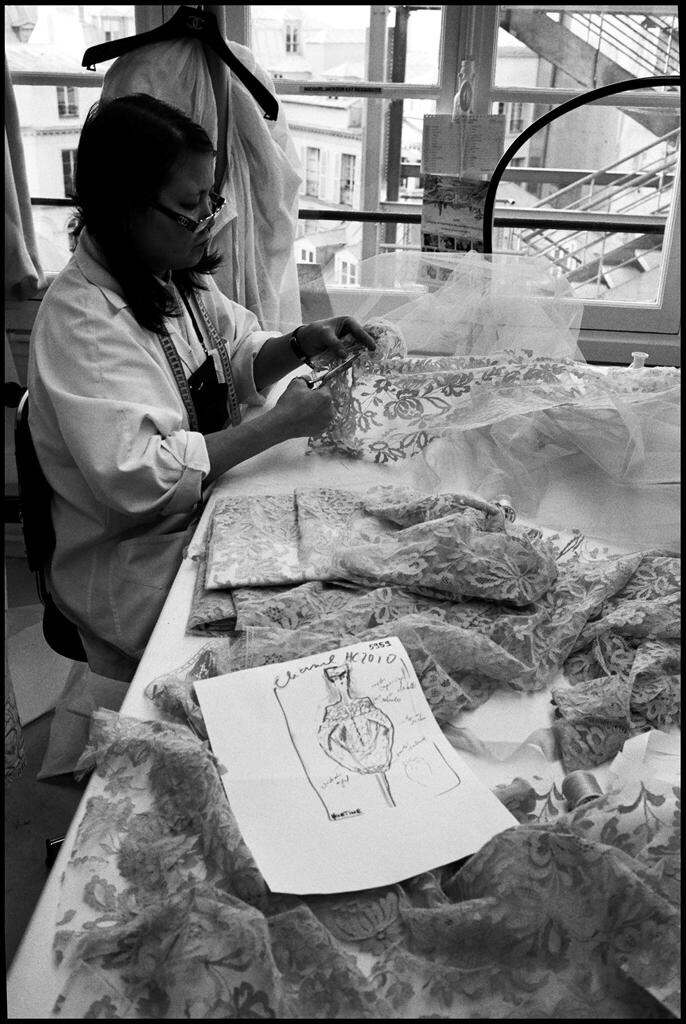Lace cutting by one of Chanel&#39;s Metiers d&#39;Art ateliers