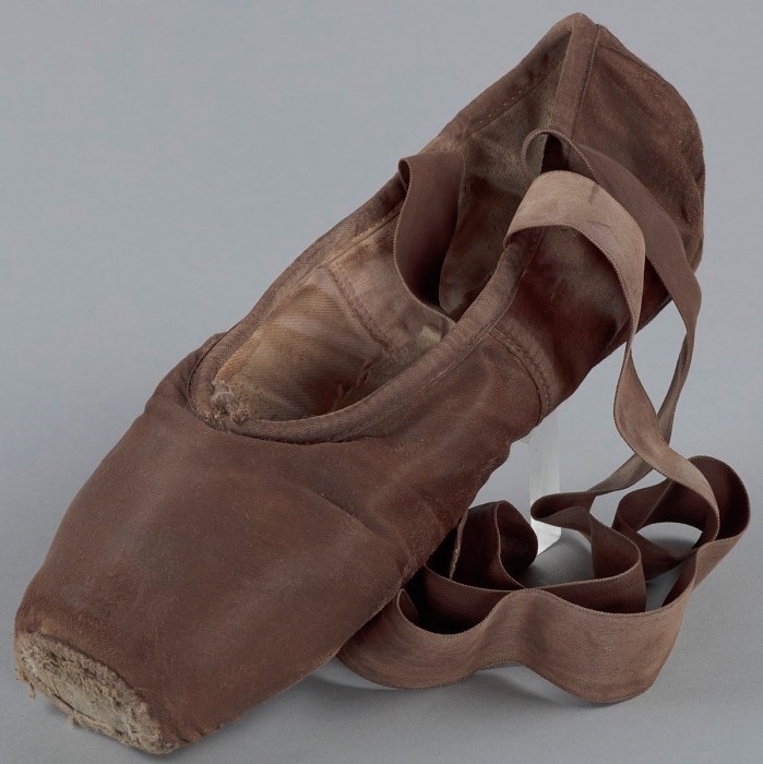 Ballet pointe shoe Smithsonian