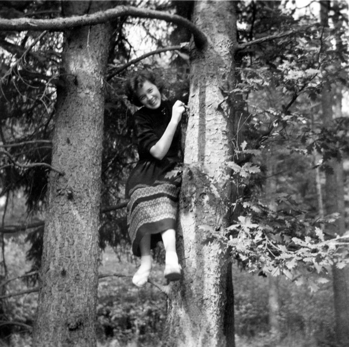 Frau Auf Baum, 22-8-1956