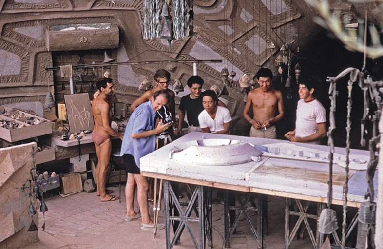 Paolo Soleri and apprentices, 1964