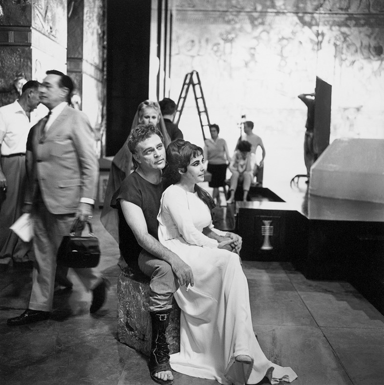 Elizabeth Taylor and Richard Burton behind the scenes of Cle