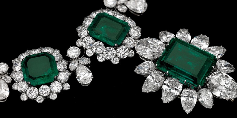 An emerald and diamond Bulgari necklace worn by Elizabeth Ta