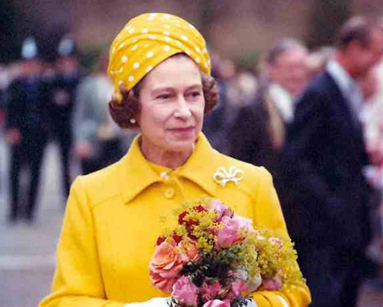 Queen Elizabeth II arrives at the Diamond Jubilee River Page