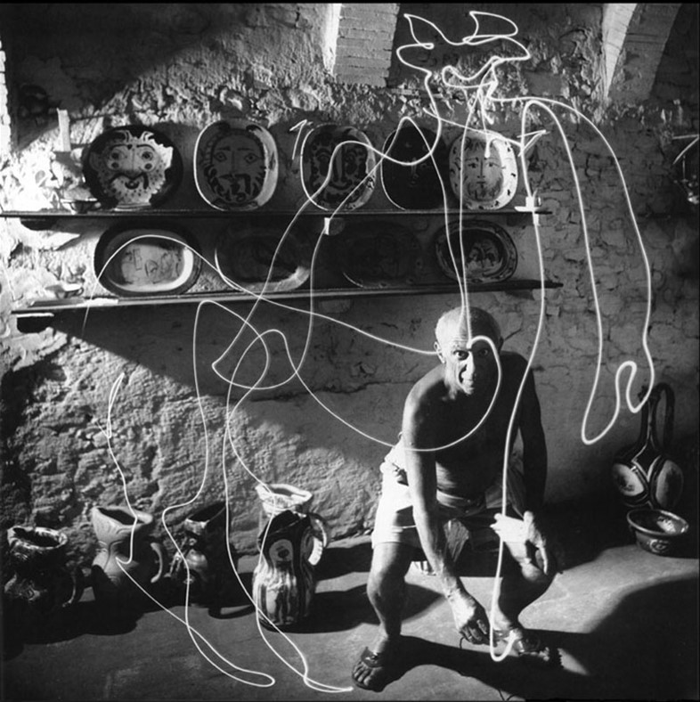 Picasso draws with light, 1949