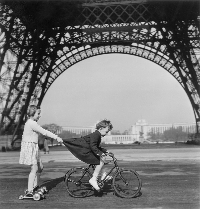 Towing on the Champ-de-Mars Paris, 1943