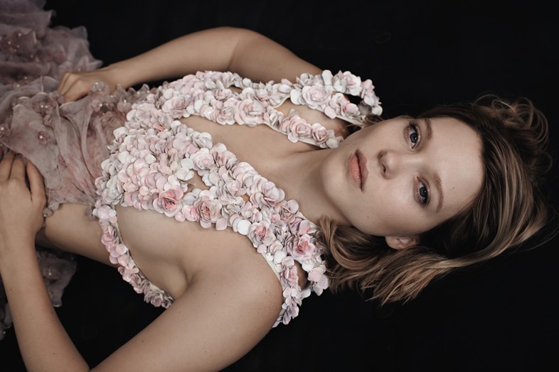 L&#233;a wears 3D floral embroidered chiffon dress by Alexander M