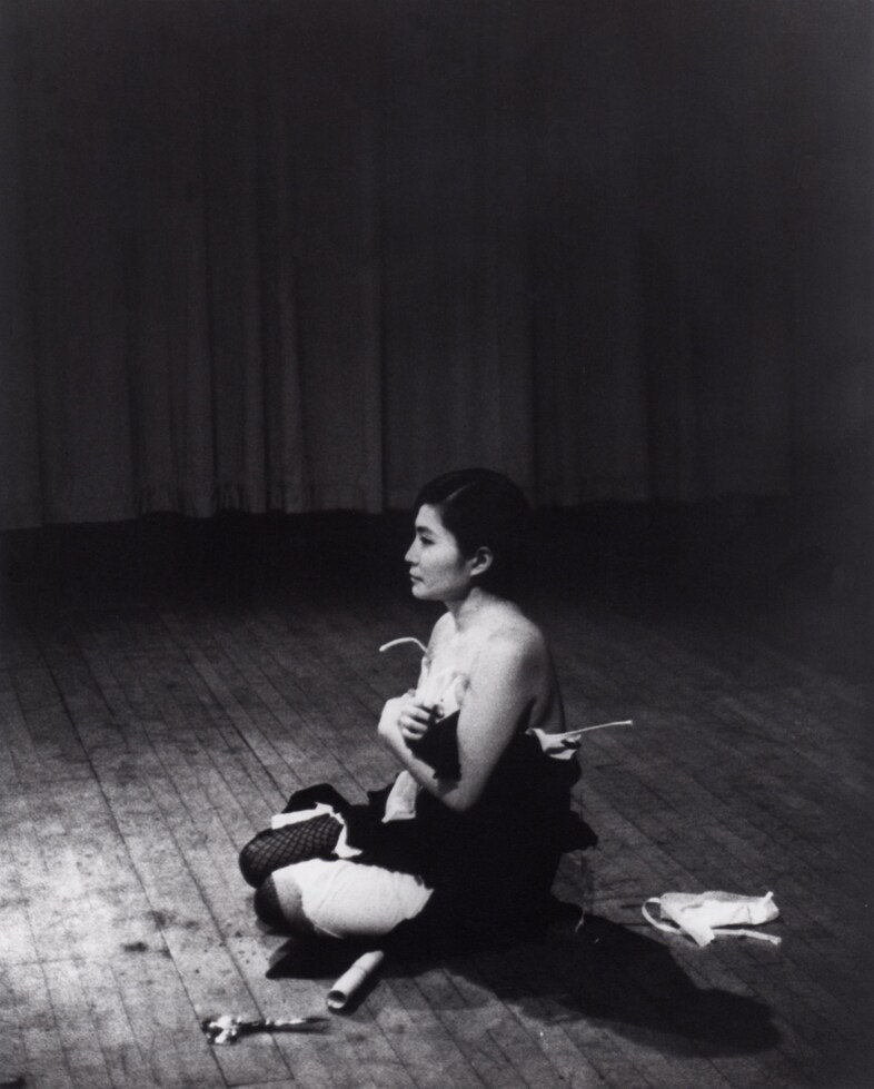 7_yokoono_cutpiece_1965