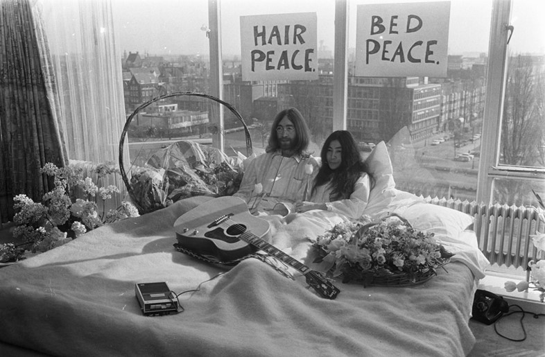 Bed-In_for_Peace,_Amsterdam_1969_-_John_Lennon_&amp;_Y