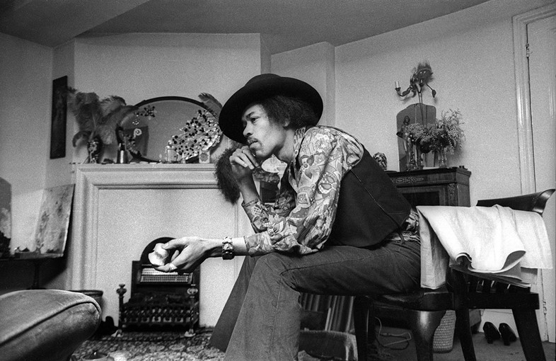 384B_38-Jimi-Hendrix-at-23-Brook-Street,-1969.-Cre
