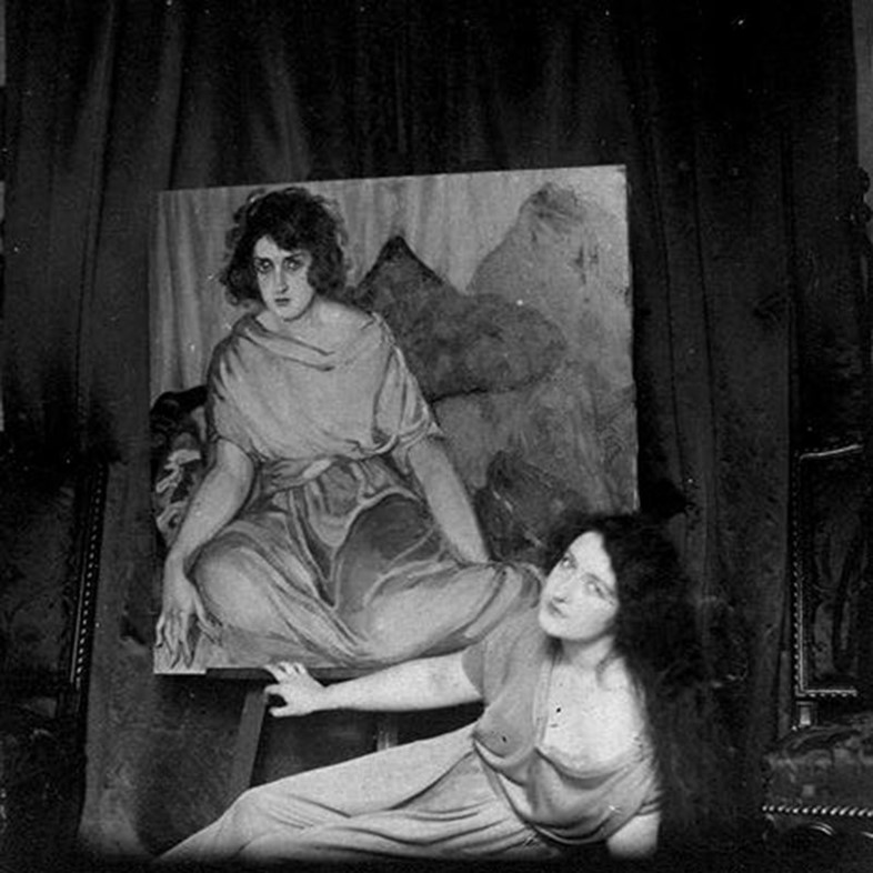 ira-perrot-with-1922-portrait-of-her-by-tamara-de-