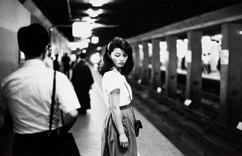 b17. Ed van der Elsken, Tokyo, Meisje in de subway