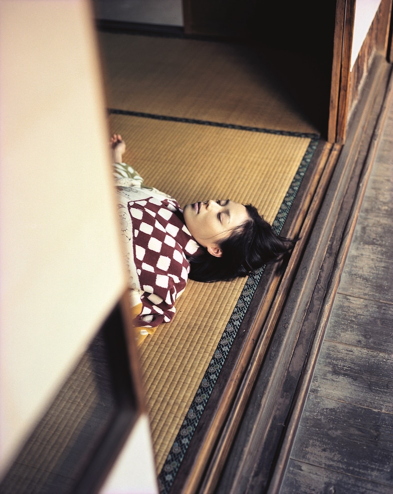 pg.223_Izima Kaoru_Itsuka Nene wears Tuzigahana