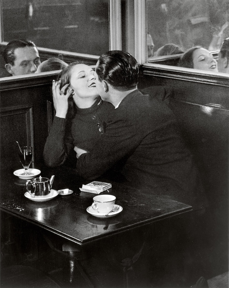 Couple d Amoureux dans un Petit Cafe Quartier Ital