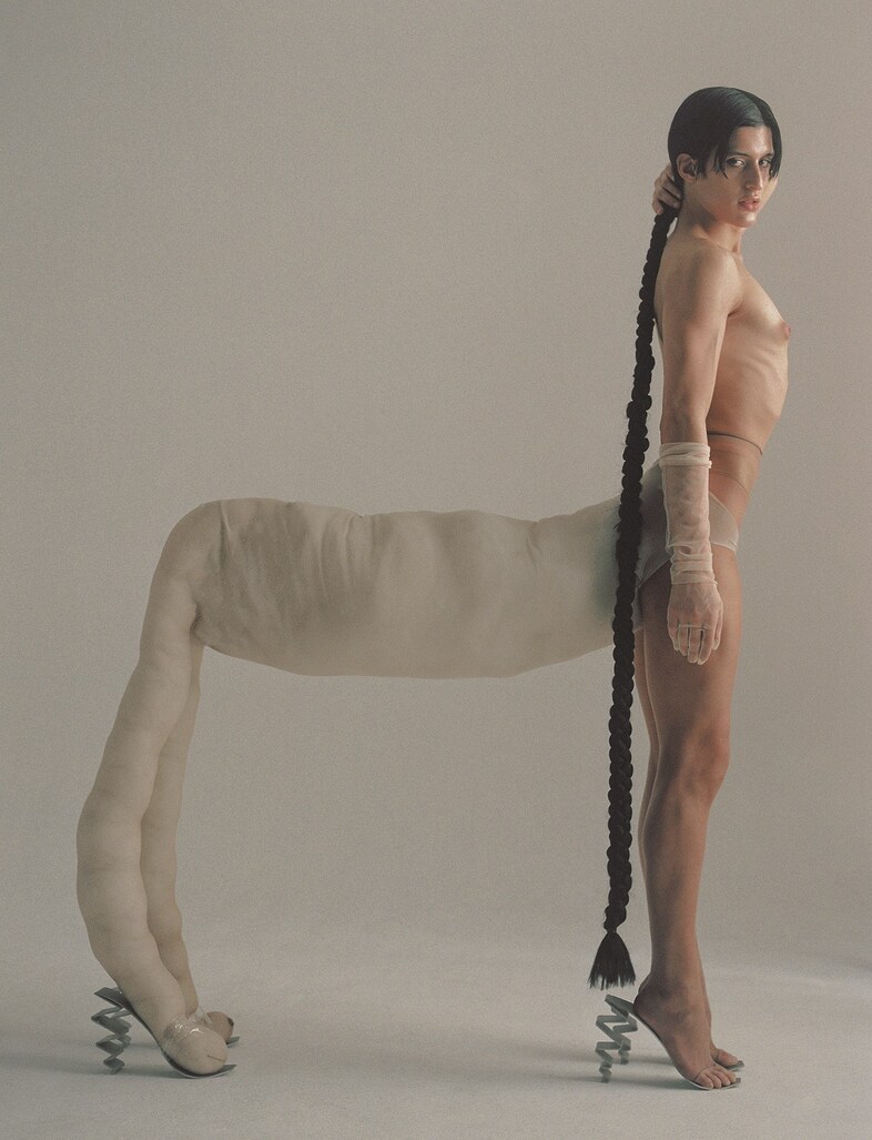 Carlota Guerrero Tengo drag&#243;n dentro photographer book