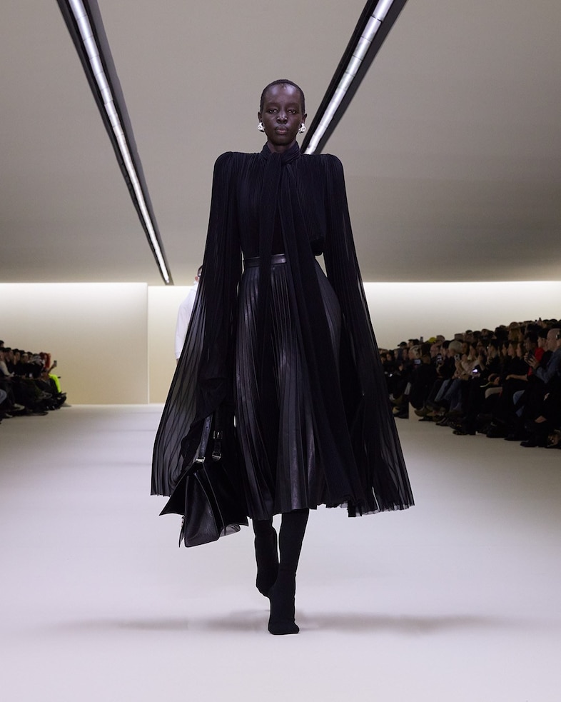 BALENCIAGA WINTER 23 LOOK 25_AKUOL