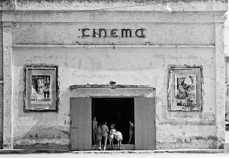 Thomas Hoepker, Cinema on the Outskirts of Battipaglia, Napl