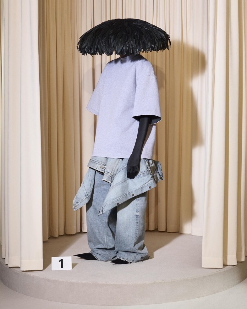 BALENCIAGA 53RD COUTURE LOOK 1 FRONT_KHADIM
