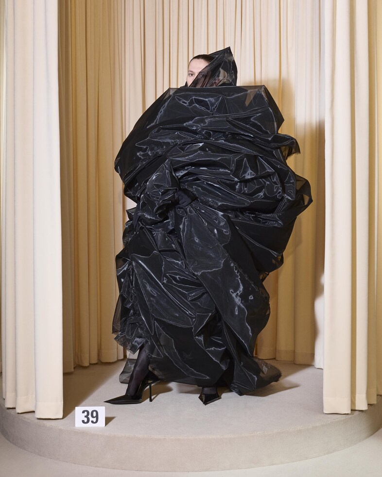 BALENCIAGA 53RD COUTURE LOOK 39 FRONT_YURI