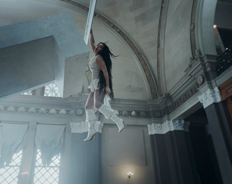 Chains of Love van Charli xcx Muziekvideo van C Prinz