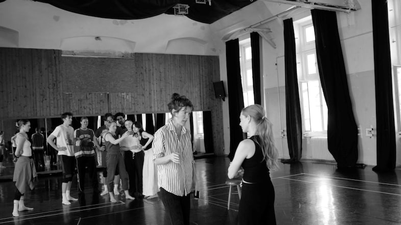 Van links: Celia Rowlson-Hall en Amanda Seyfried op de set