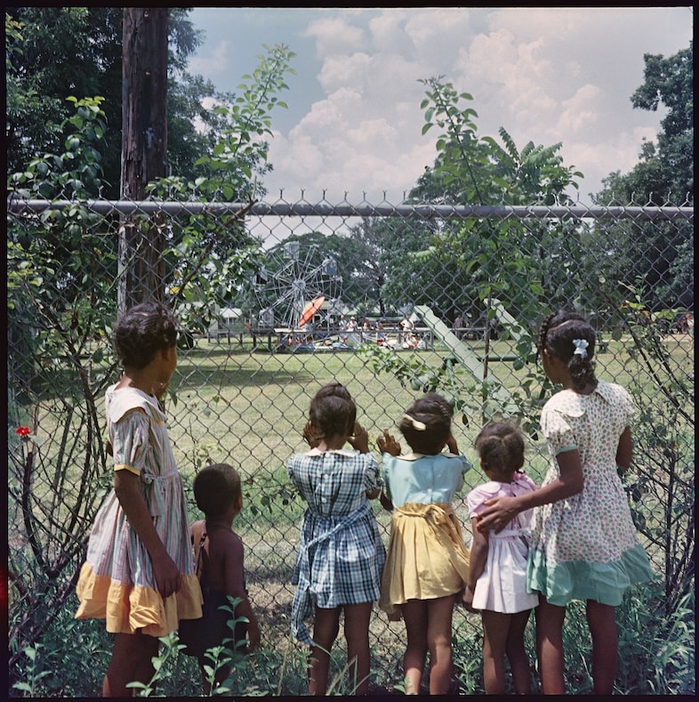 Gordon Parks, Outside Looking In, Mobile, Alabama, 1956