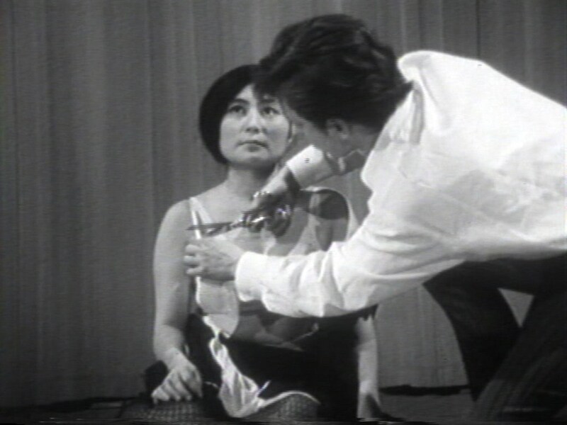 Yoko Ono&#39;s Cut performance, 1964