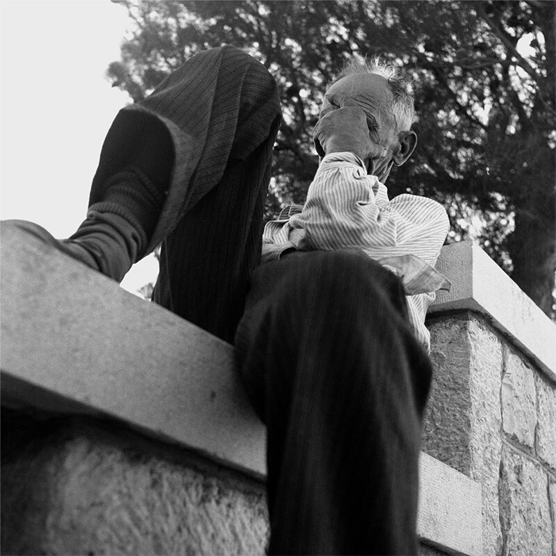 Homme assis sur un muret, vers 1936
