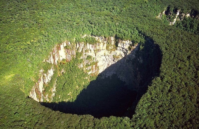 Sinkhole Cerro Sarisari&#241;ama ph 