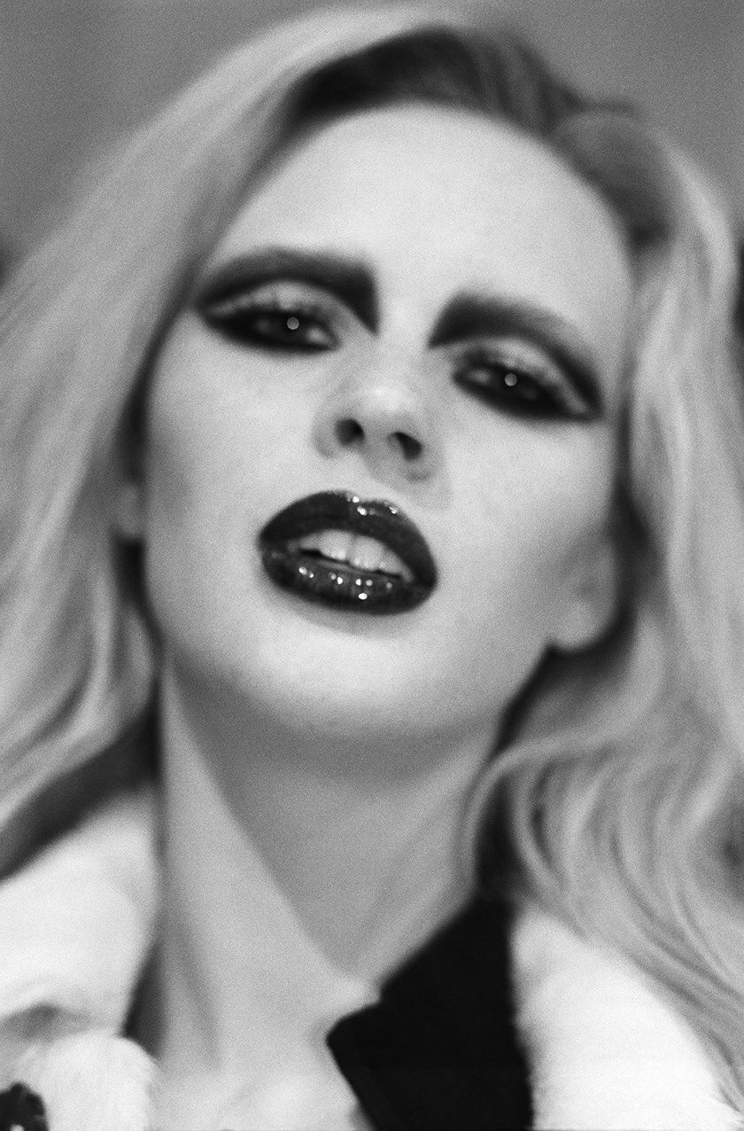 17_Anne V_ Versace_Milan 2004_copyright Just Loomi