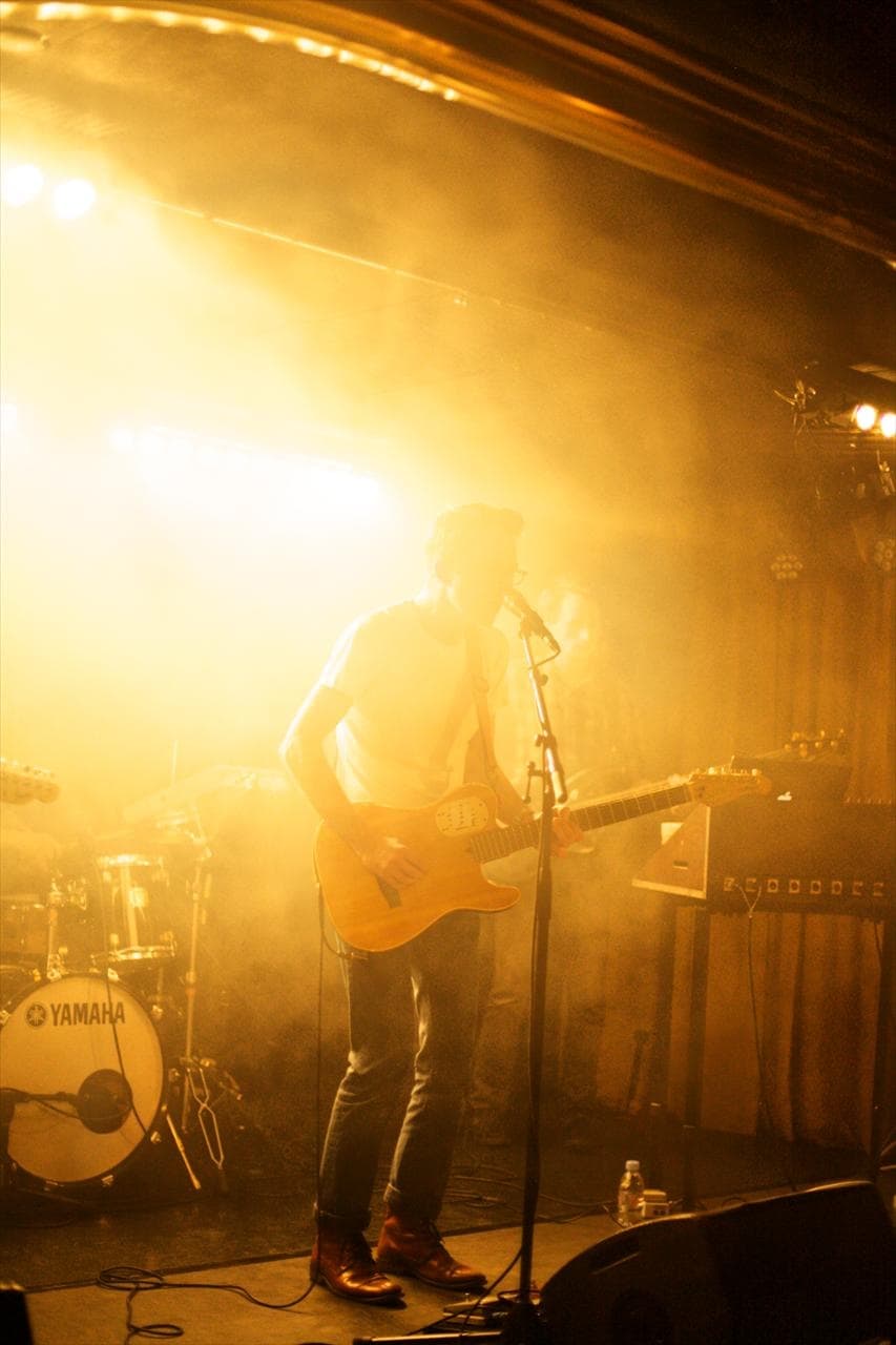 Tom Vek performing at Silencio
