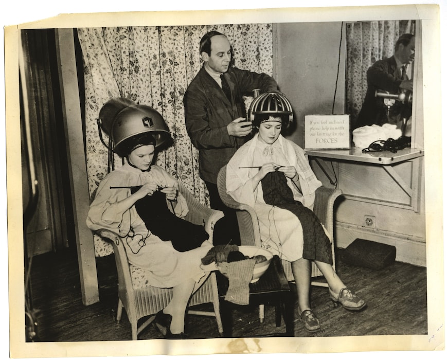 Knitting for the forces at the beauty salon, London, 1940. 