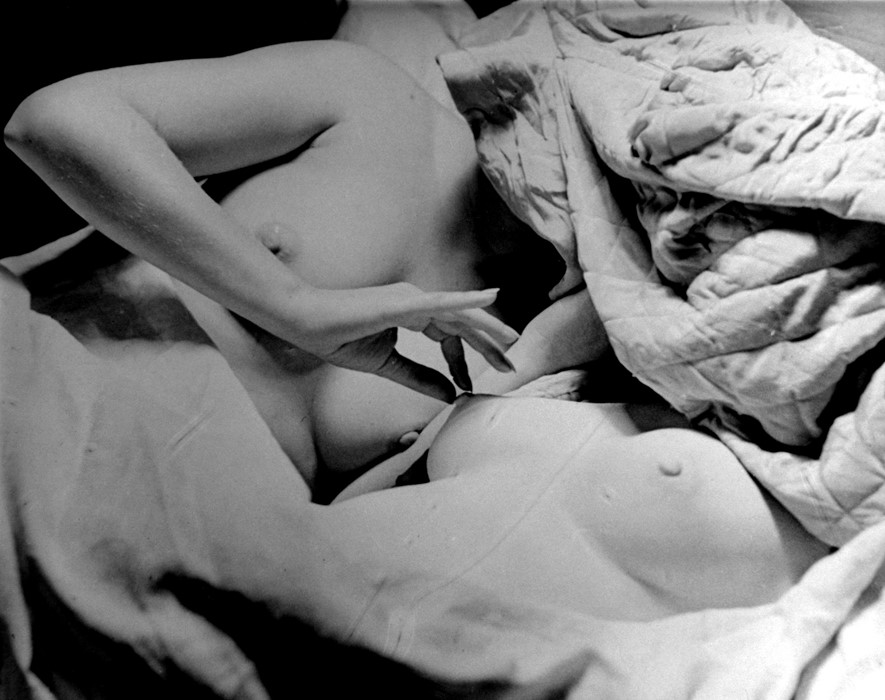 19. Roland Penrose, Lee Miller with a cast of her 