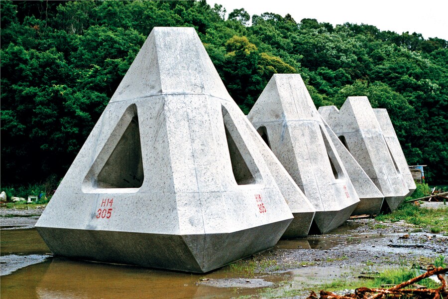 P. 331: Zarka Rapha&#235;l, The Forms of Rest N&#176;8, 2002